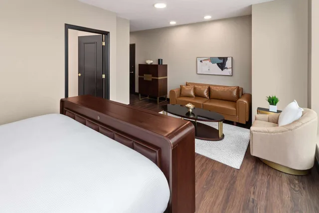 Suite, Queen Bed, Accessible, Legacy Hotel Trademark Collection by Wyndham 1/3