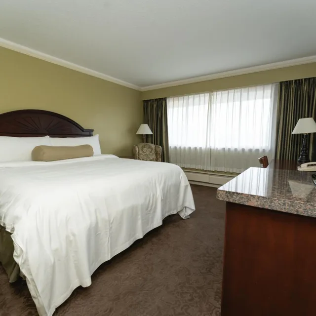 غرفة بسرير كينج بإطلالة على الجبل، Crest Hotel 2/2