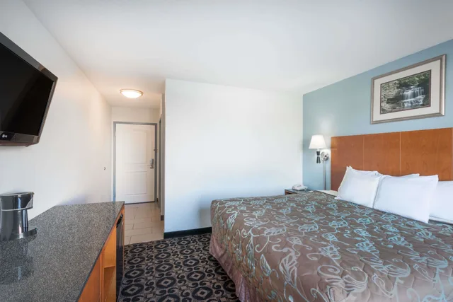 غرفة قياسية بسرير كينج، Days Inn by Wyndham Watertown Fort Drum 1/1
