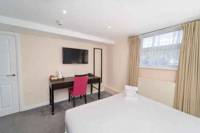 استوديو بسرير كينج، The Ivy Bush Royal Hotel 3/9