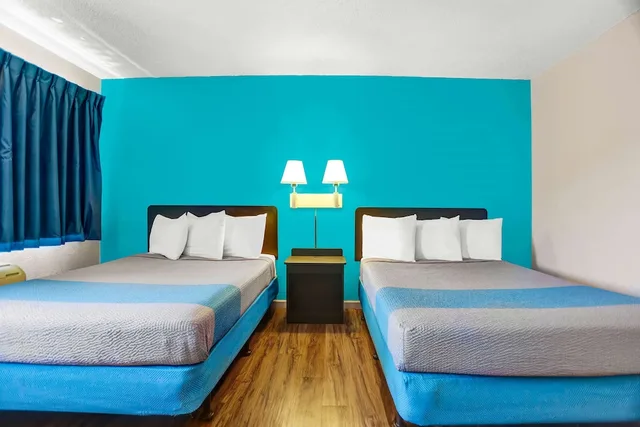 3 Full Beds - Suite, Non-Smoking، Motel6 Fort Bragg, CA 2/6
