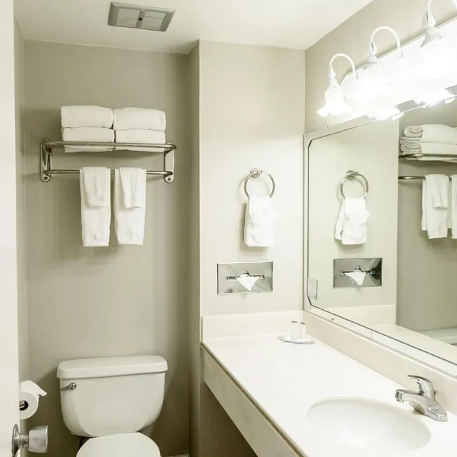 Room, King Bed, 2 Queen Beds, Travelodge By Wyndham Monterey Bay 10/10