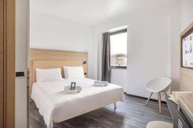 Standard, Queen Bed, B&B Hotel Pomezia Roma 3/7