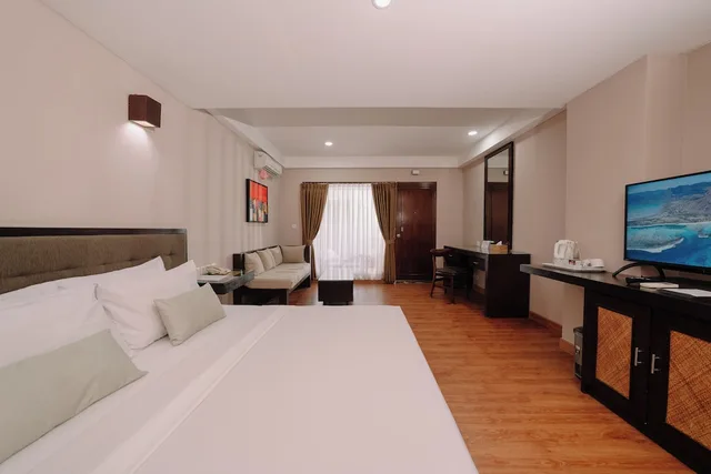 جناح جونيور، The Grand Santhi Hotel 4/10