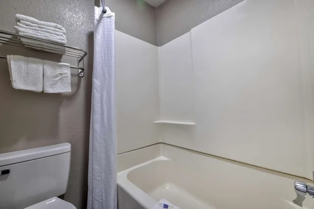1 King Bed - Mobil Acc RI Shwr Nsmk Kitchen، Studio6 Little Rock, AR - South 5/7