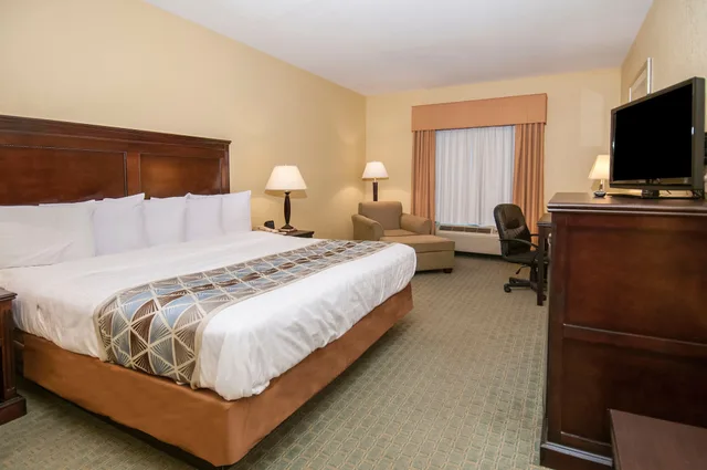 جناح بسرير كينج مع أريكة، Ambassador Inn and Suites Tuscaloosa 5/9