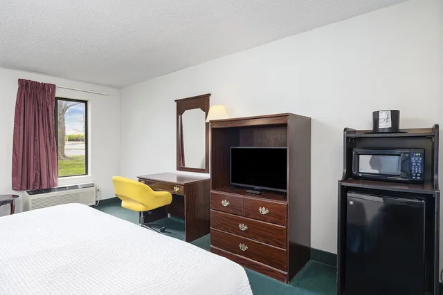 غرفة بسرير كينج لذوي الإعاقة، Days Inn By Wyndham Battlefield Rd/Hwy 65 4/10