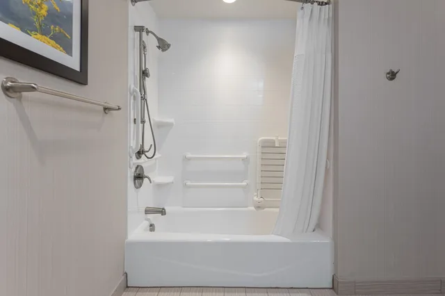 جناح بسرير كينج مع أريكة لذوي الإعاقة، Courtyard by Marriott Asheville Airport 4/4