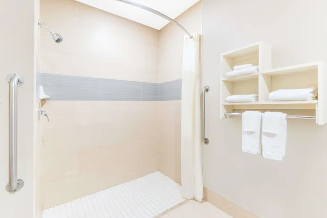 غرفة قياسية بسرير كينج، Super 8 by Wyndham Wichita South 5/5