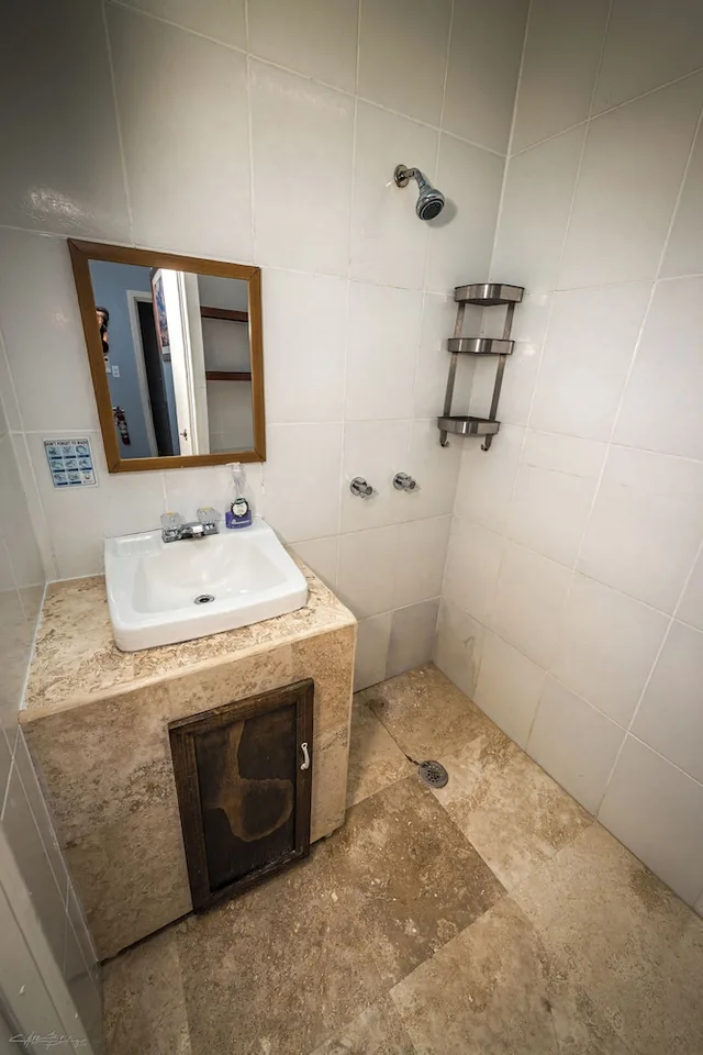 غرفة بانورامية ثلاثية بسرير كوين وسرير فردي بإطلالة على الشاطئ بشرفة بغرفة نوم واحدة، Sandbar Beachfront Hostel And Restaurant 3/4