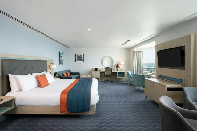 Junior Suite, King Bed, Leonardo Royal Hotel Brighton Waterfront 2/4