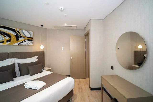 جناح كومفورت بسرير كينج مع أريكة، Rayelin Hotel Old Town 3/6