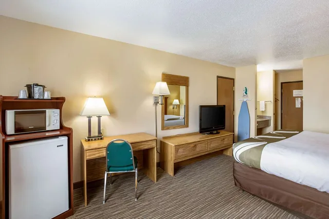 غرفة بسرير كينج، Quality Inn Storm Lake 2/3