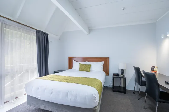 استوديو اقتصادي، Admirals Motor Inn 1/2