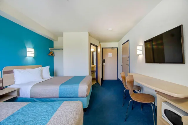 غرفة رباعية للمدخنين، Motel6 Grande Prairie, AB 2/7