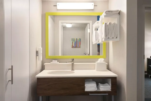 جناح بسرير كينج بغرفة نوم واحدة بمطبخ صغير، Hampton Inn and Suites Springfield 2/2