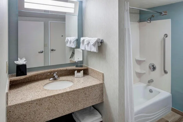 1 Bedroom, Suite, 2 Double Beds, Ocean Front, Sofa, Corner, Courtyard Virginia Beach Oceanfront South 2/4
