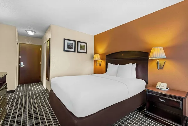 غرفة بسرير كوين، Comfort Inn & Suites Somerset - New Brunswick 2/5