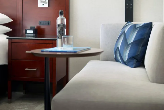 غرفة بسرير كينج بحوض استحمام لذوي الإعاقة، Atlanta Airport Marriott Gateway 9/9