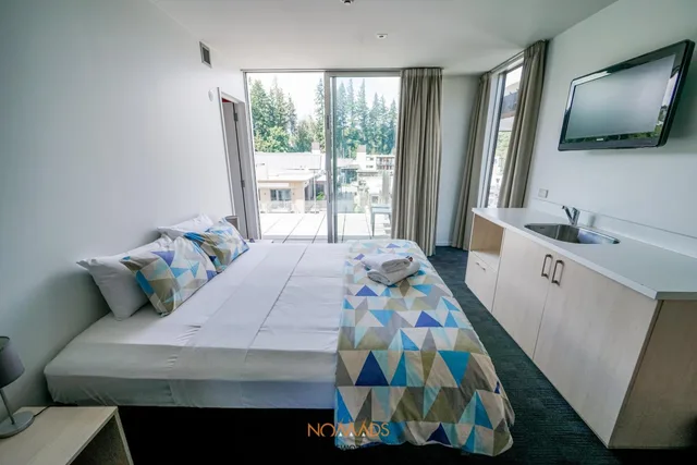 غرفة بسرير كينج بشرفة، Nomads Queenstown 1/2