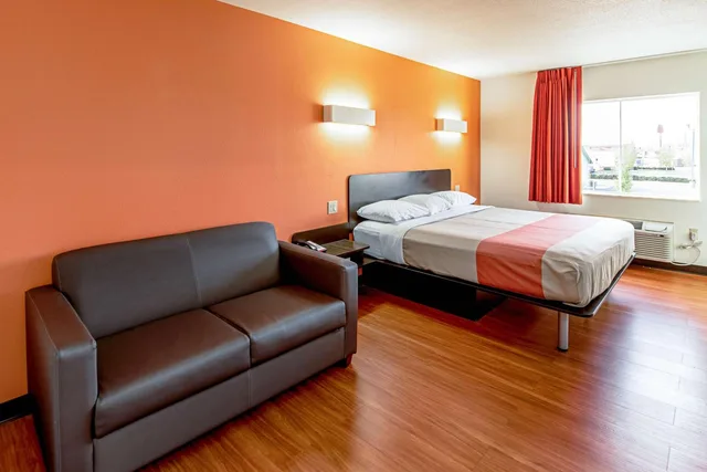 1 Full Bed - Non-Smoking, Micfridge، Motel6 Lebanon, IN 9/10