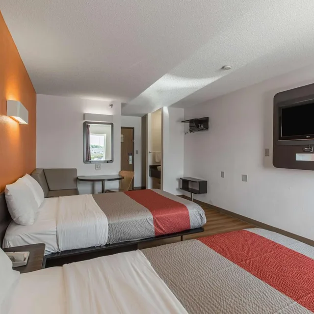 Room, Quadruple, Double Bed, Motel6 Omaha, NE - Central 1/9