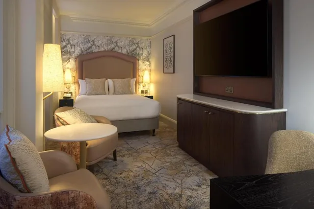 3 Bedrooms, Suite, Castle View, 3 Bathrooms, Living Area، The Caledonian Edinburgh, Curio Collection by Hilton 8/10