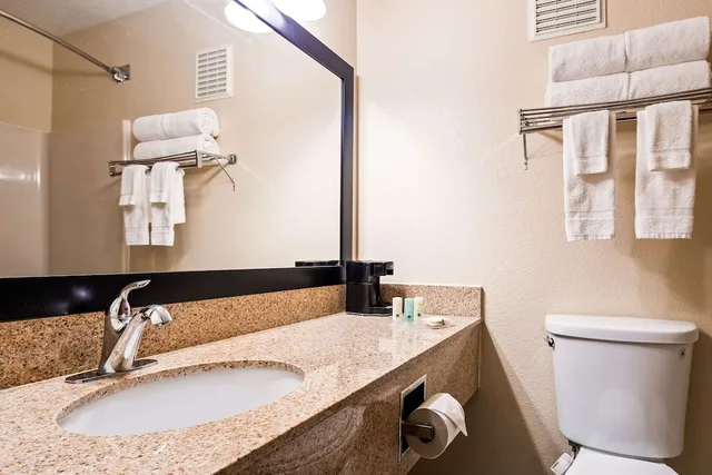 غرفة قياسية بسريرين كوين، Quality Inn Tomah 3/3