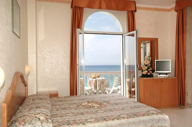 غرفة بسرير مزدوج بإطلالة على البحر بشرفة، Hotel Piccolo Lido 3/3