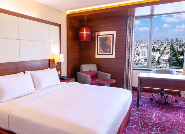 غرفة بريميوم بسرير كينج، Crowne Plaza Hotel Amman 4/7