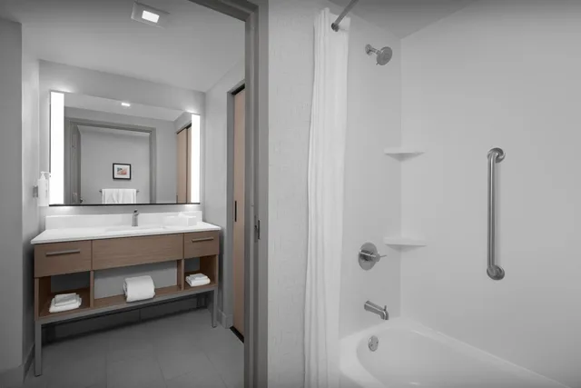 جناح بسريرين كوين بغرفة نوم واحدة مع أريكة، Homewood Suites By Hilton Princeton 3/6