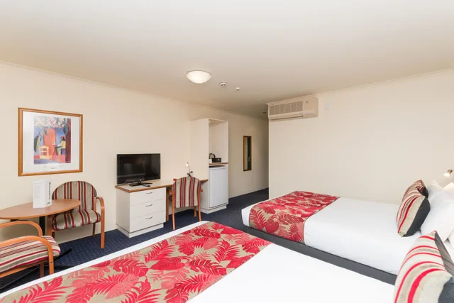 Standard, 1 Queen and 1 Single Bed, Heartland Hotel Auckland Airport 3/10