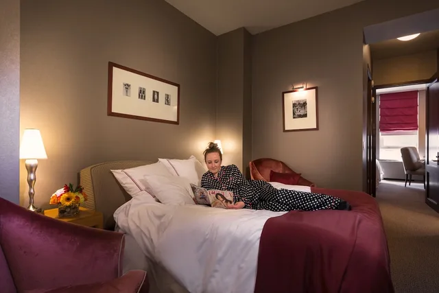 جناح كلاسيكي بسرير كينج مع أريكة، Hotel Giraffe 1/4