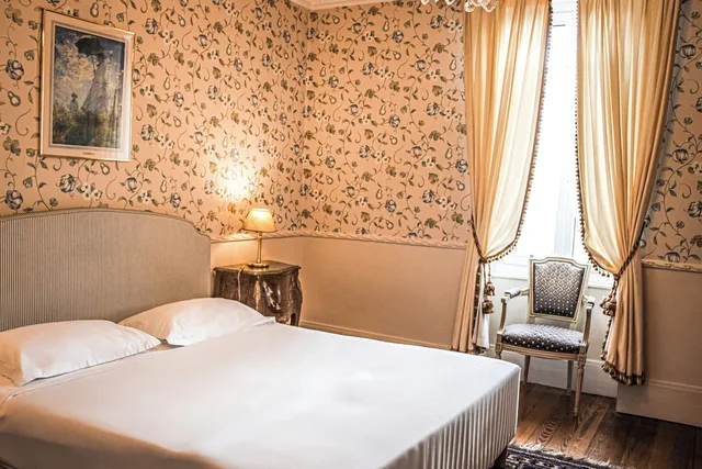 غرفة كومفورت بسرير كوين، Hôtel La Villa Fleurie 2/10