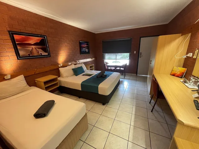 استوديو ديلوكس بسرير كوين وسرير فردي، Pine Tree Motel 1/3