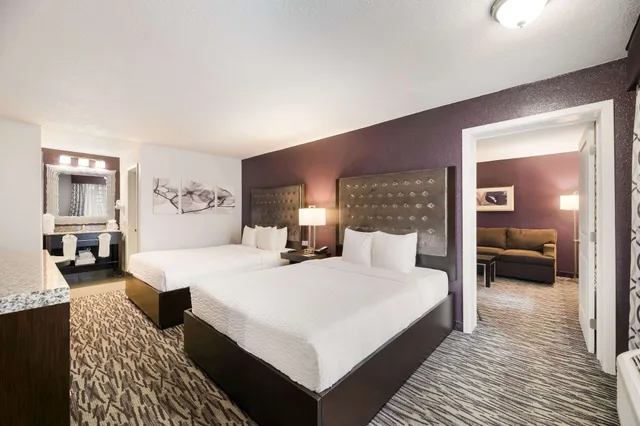 جناح بسريرين كوين مع أريكة يُسمح فيها بالحيوانات الأليفة، Clarion Inn & Suites Across From Universal Orlando Resort 4/10