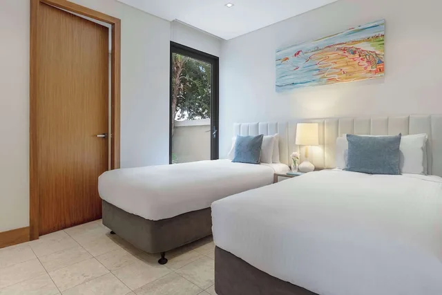 غرفة تنفيذية بسرير كينج وسريرين منفصلين بغرفتي نوم، Oaks Casuarina Santai Resort 2/7