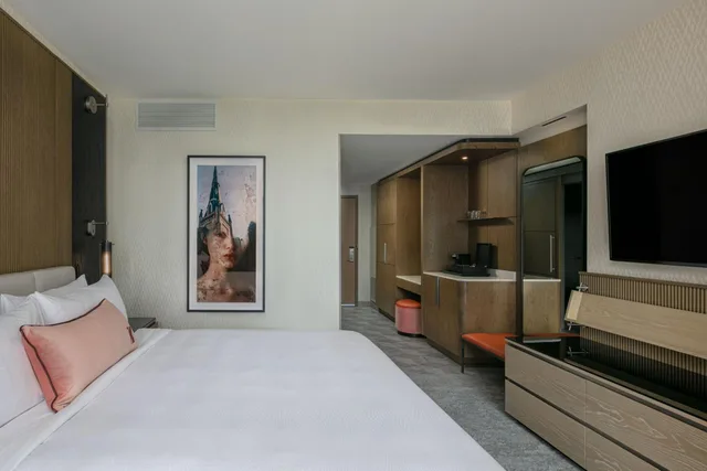 غرفة بسرير كينج بحوض استحمام لذوي الإعاقة، JW Marriott Charlotte 3/8