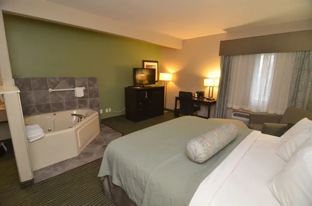 Deluxe, Suite, King Bed, Americinn By Wyndham Des Moines Airport 2/6