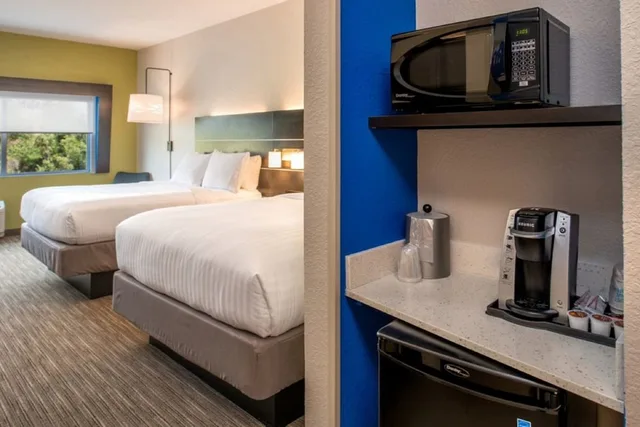 Standard, 2 Queen Beds, Accessible, Holiday Inn Express Jacksonville East 6/6