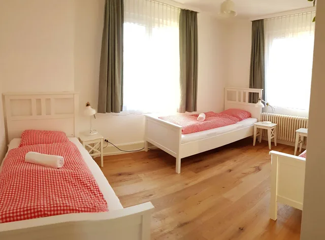 غرفة أساسية ثلاثية بسرير فردي، Adventure Guesthouse 2/2