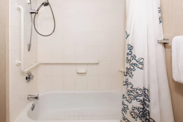 جناح بسريرين كوين بغرفة نوم واحدة مع أريكة، Residence Inn By Marriott St Louis Downtown 6/8