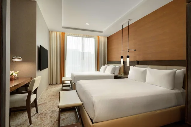 جناح بسريرين كوين بغرفة نوم واحدة مع أريكة، Hoodoo Moab, Curio Collection by Hilton 2/3