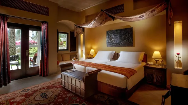 غرفة بسريرين منفصلين بشرفة، Bab Al Shams Desert Resort and Spa 1/1