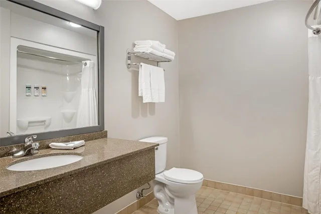 جناح بسرير كينج بغرفة نوم واحدة مع أريكة بحوض جاكوزي، Best Western Woodstock Hotel 4/5