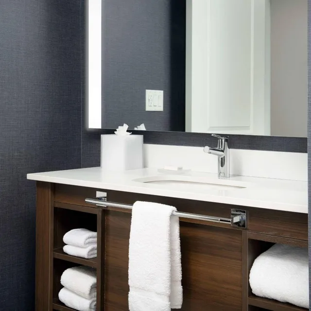 استوديو بسرير كينج بإطلالة على الحديقة مع أريكة، Residence Inn by Marriott Miami Northwest 5/5