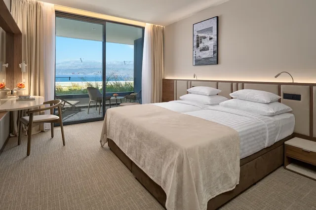 غرفة سوبيريور بسريرين منفصلين بإطلالة على البحر بشرفة، Grand Hotel View 1/4