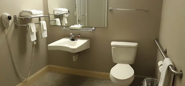 غرفة بسرير كينج لذوي الإعاقة، Super 8 by Wyndham Fort Chiswell Wytheville Area 3/5