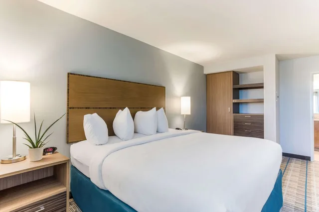 جناح بسرير كينج بغرفة نوم واحدة مع أريكة لذوي الإعاقة، MainStay Suites Murfreesboro, TN 2/4