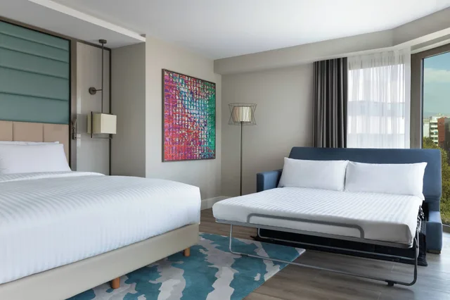 جناح تنفيذي ركني بسرير مزدوج بإطلالة جزئية على البحر، Izmir Marriott 2/5